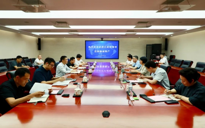 榮程集團黨委書記、融誠物產(chǎn)總經(jīng)理張穎與武清區(qū)領(lǐng)導(dǎo)開展座談交流