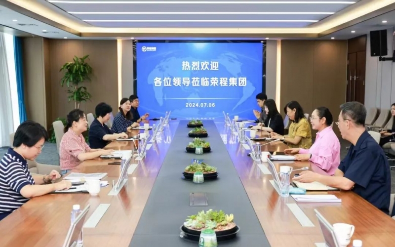 張榮華主席與銅仁市政協(xié)副主席、市工商聯(lián)主席劉鴻麗座談交流