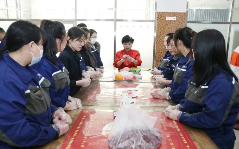 巧手捏面塑 指尖傳非遺！榮程鋼鐵這場(chǎng)活動(dòng)超有趣