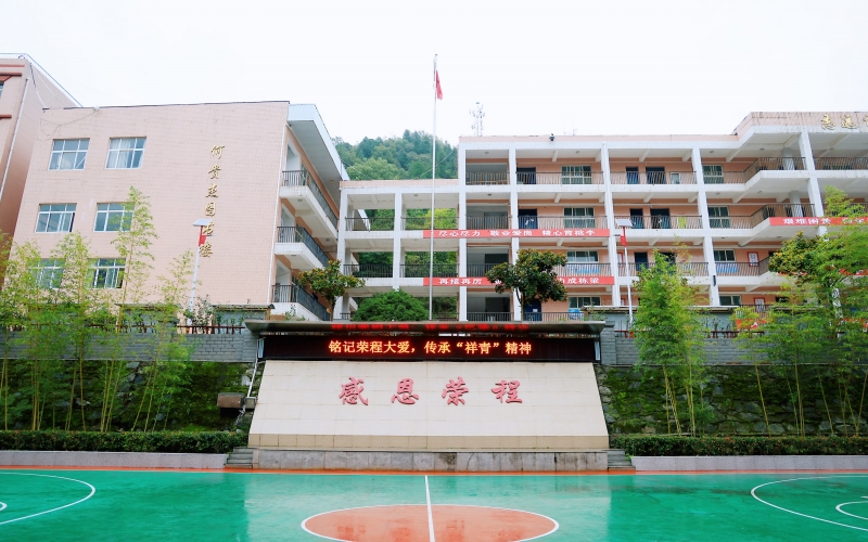 十七年深情伴成長，十五載回訪續(xù)華章 —— 榮程集團(tuán)董事會主席張榮華一行回訪略陽榮程中學(xué)